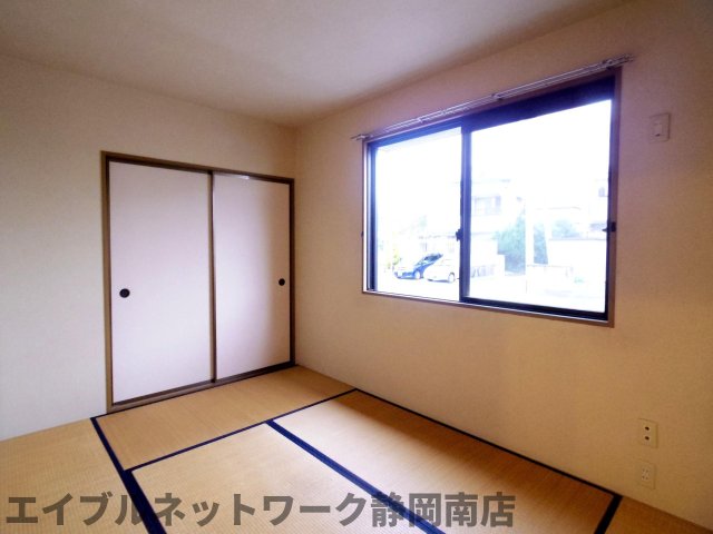 その他設備　畳の上でゆっくりとくつろげる和室です