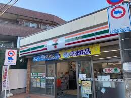 コンビニ　セブンイレブン足立日ノ出町店（コンビニ）まで492m