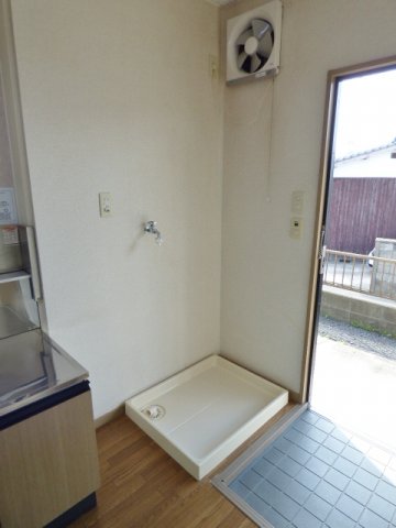 その他設備　玄関横に洗濯機置場。洗濯パン付き！　※掲載画像は同タイプの別