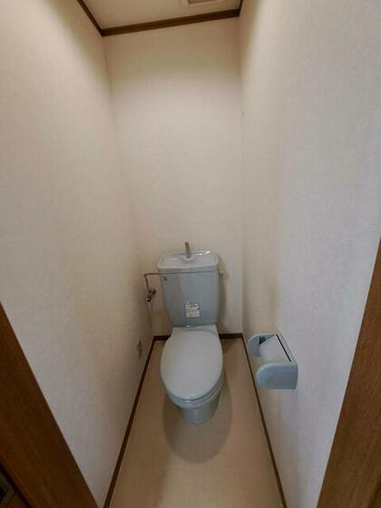 トイレ　室内掲載写真はクリーニング前のものです。