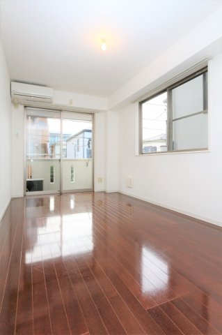 居室・リビング　参考写真（同物件別部屋）