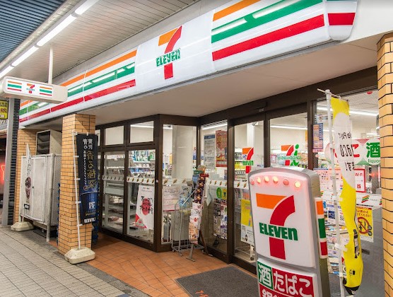 コンビニ　セブン－イレブン大井町駅前中央通り店（コンビニ）まで64m