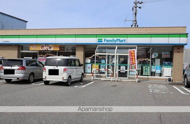 コンビニ　ファミリーマート（コンビニ）まで1773m