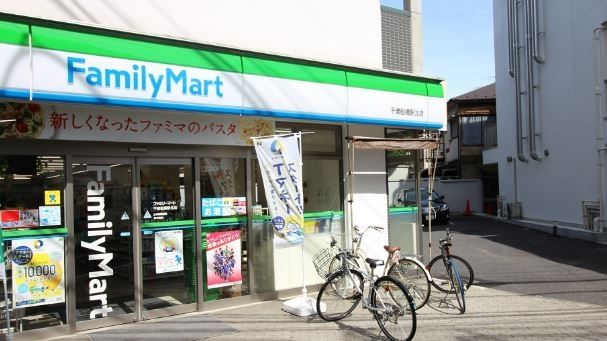 コンビニ　ファミリーマート千歳船橋駅北店（コンビニ）まで110m