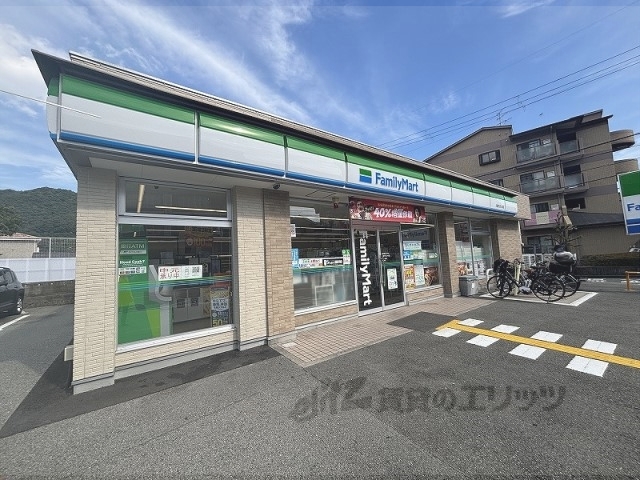 コンビニ　ファミリーマート川西でざいけ店（コンビニ）まで50m