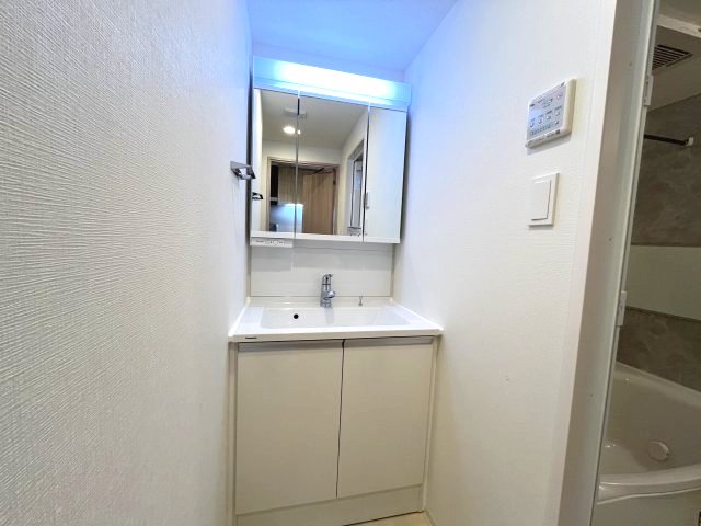 洗面設備　写真は、他部屋の同間取りです(現況優先)