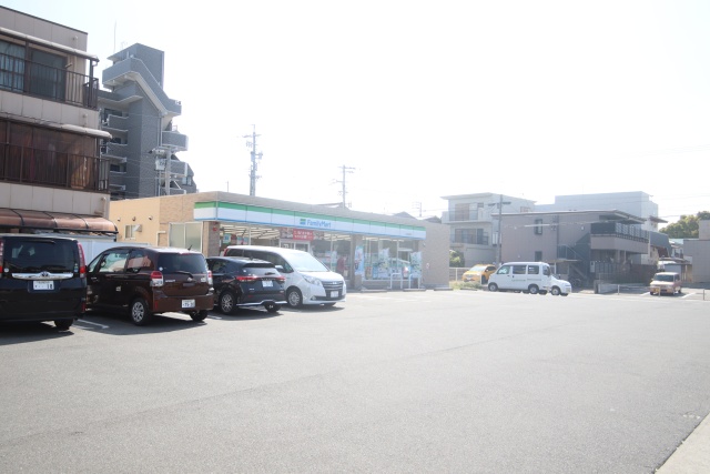 コンビニ　ファミリーマート 名西名塚町店（コンビニ）まで400m