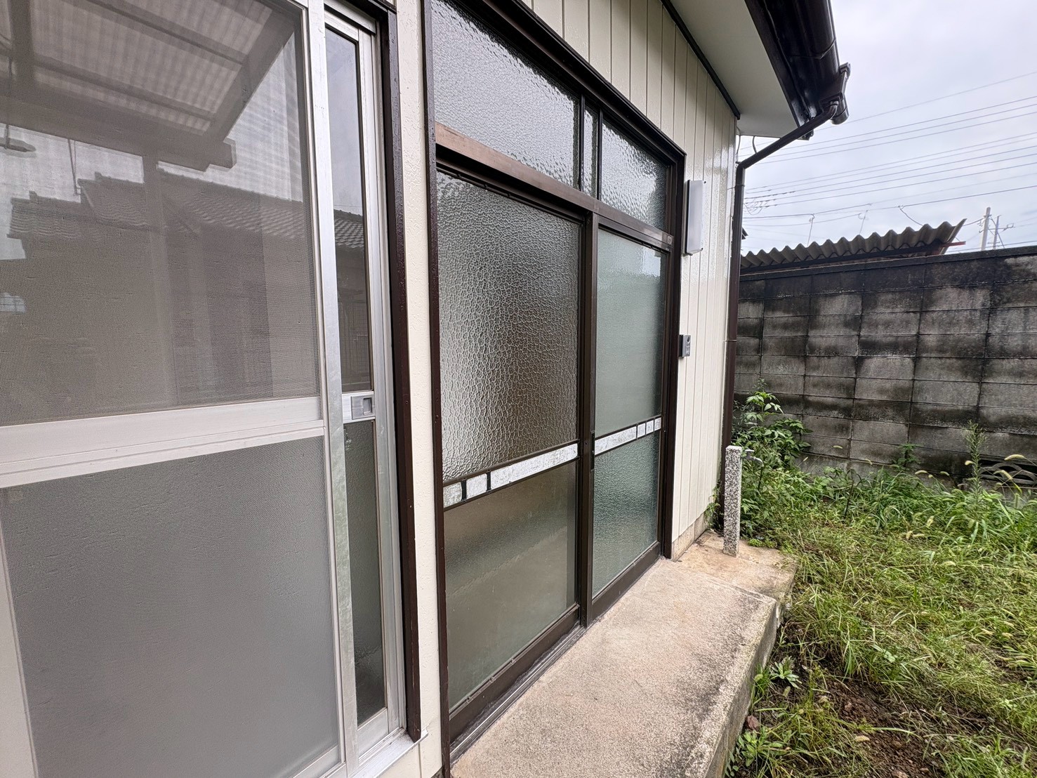 韮塚貸住宅の玄関写真