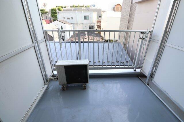 バルコニー　暖かな日差しのふりそそぐバルコニー