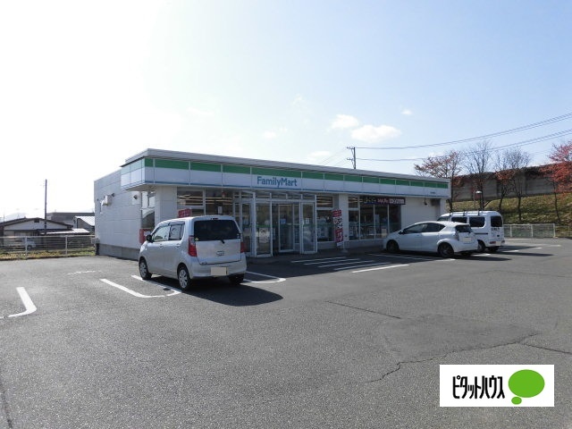 コンビニ　ファミリーマート滝沢鵜飼店（コンビニ）まで814m