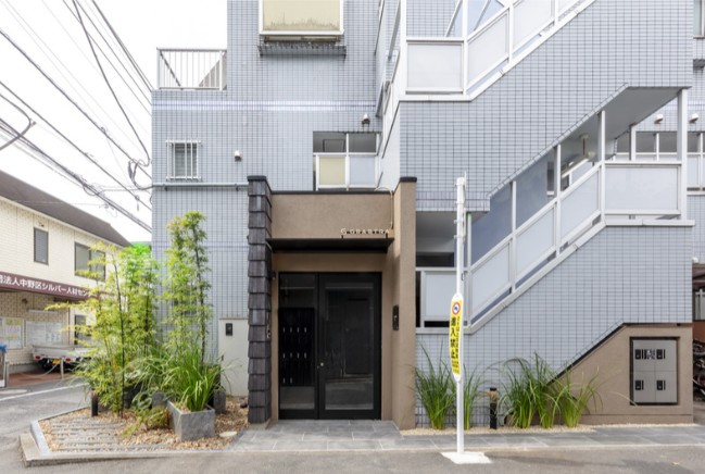 建物外観　鉄筋コンクリート造のがっちりとした建物。