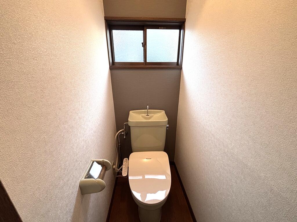 トイレ　窓のあるトイレです。温水洗浄便座です♪※現契約前の写真です
