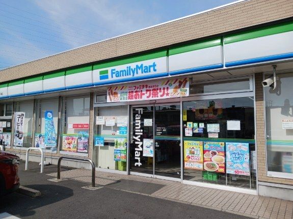 コンビニ　ファミリーマート（コンビニ）まで400m