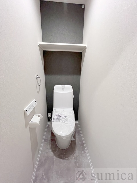 トイレ　人気アイテムの温水洗浄便座。清潔感のあるトイレです。