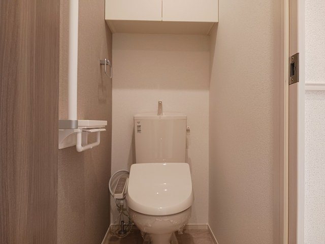 トイレ　落ち着いた色調のトイレです
