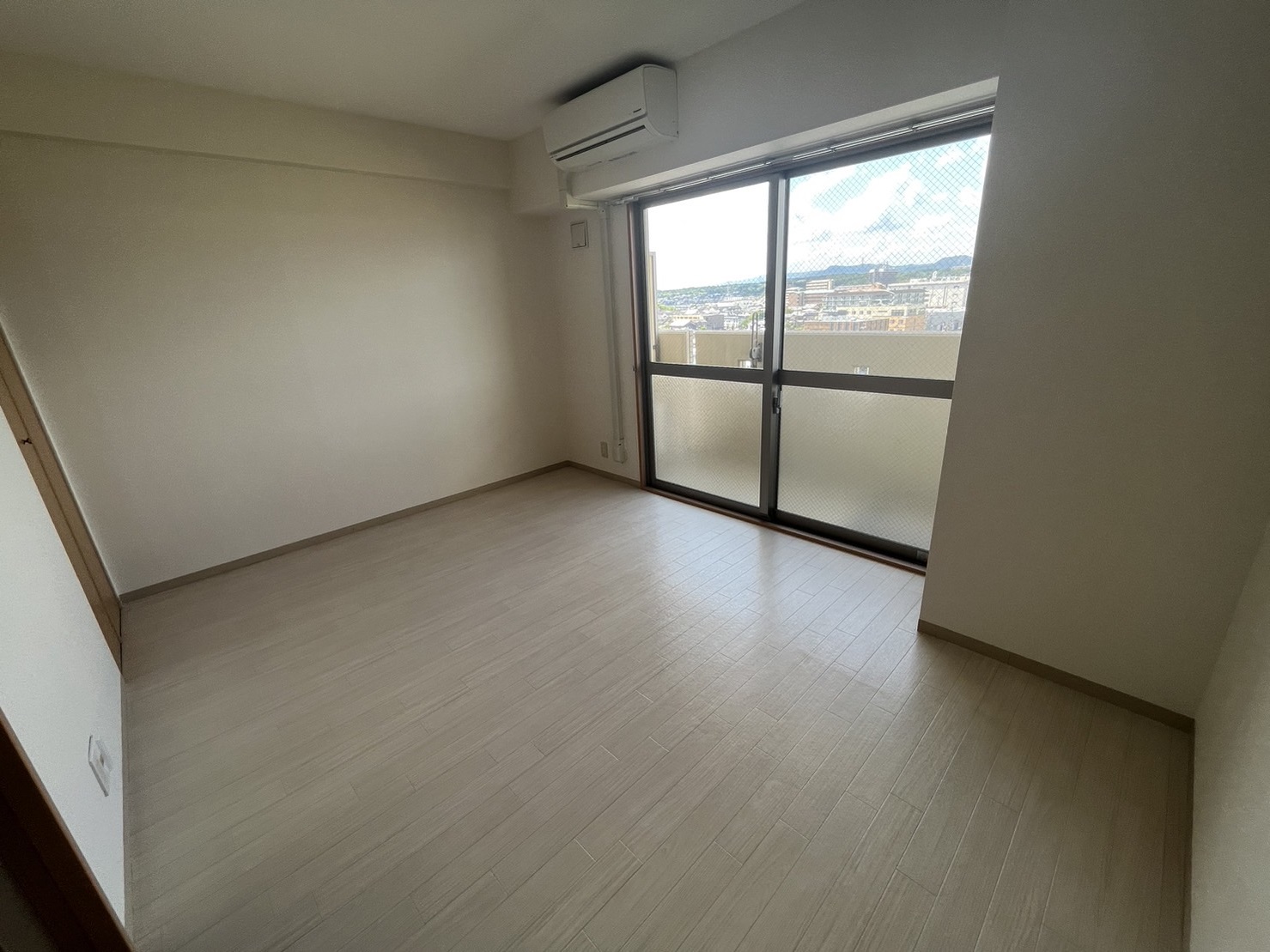 居室・リビング　※同建物の別のお部屋の写真です。
