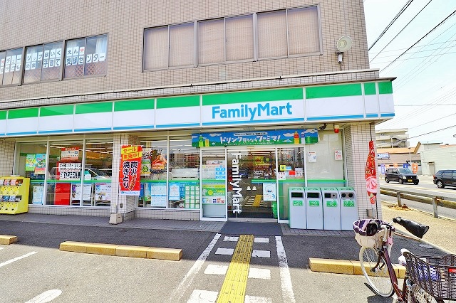 コンビニ　ファミリーマート 小浦忠岡南店（コンビニ）まで633m
