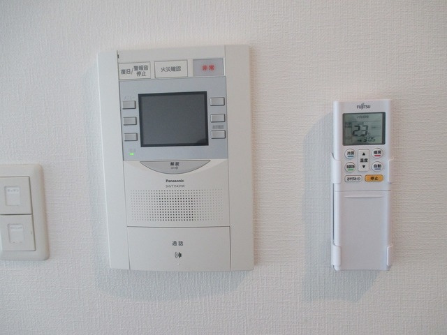 セキュリティ　モニター付きインターホンなので来客の時．．．