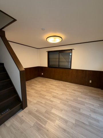 西成区岸里戸建の居間写真