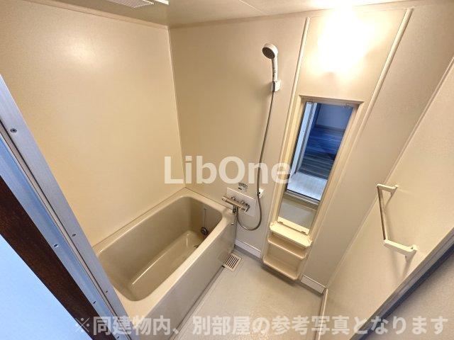 バス・シャワールーム　別室102号室の画像です。画像の間取りの反転タイプです。実際