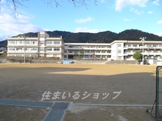 【ｉメゾン亀山の小学校】