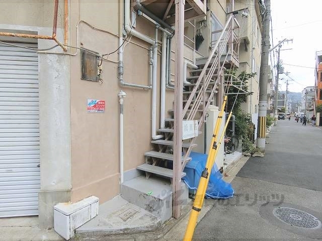 【京都市左京区田中西浦町のマンションのエントランス】