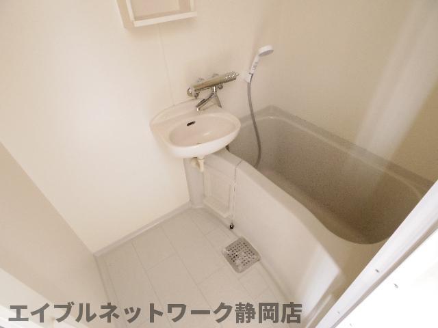 バス・シャワールーム　コンパクトで使いやすいお風呂です