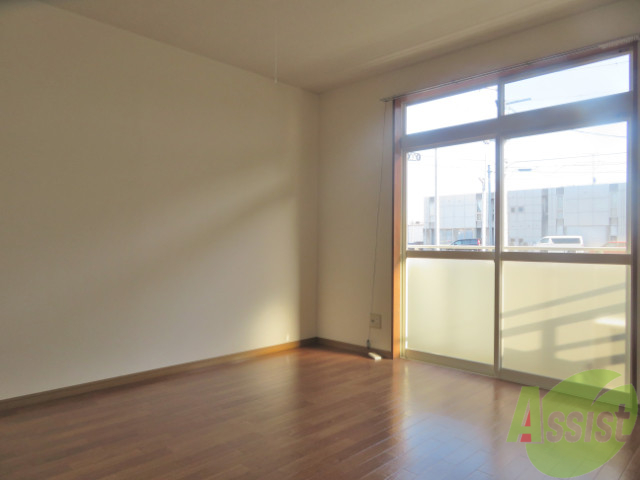 その他部屋・スペース　お部屋の窓は大きなものがあり、陽当りも良好です。