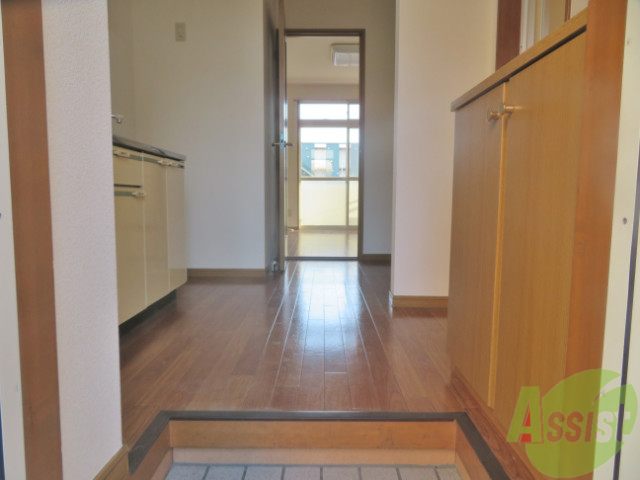 玄関　玄関からは広さのあるキッチンスペースが広がり