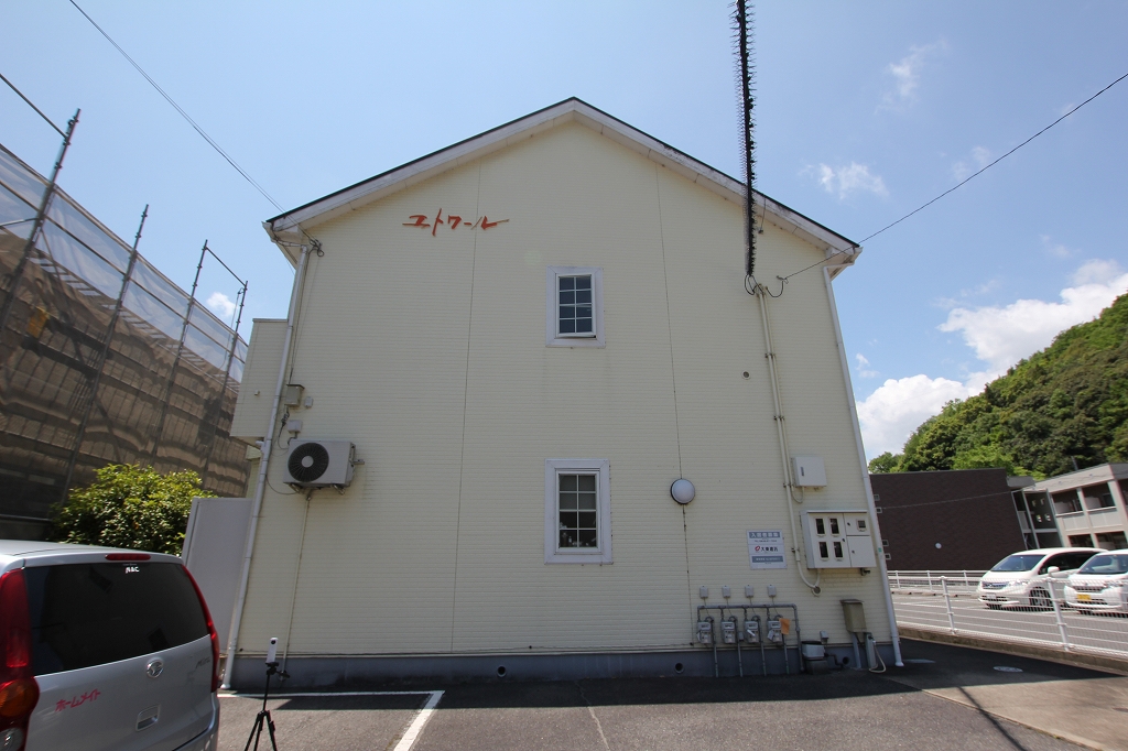 【尾道市美ノ郷町三成のアパートの建物外観】