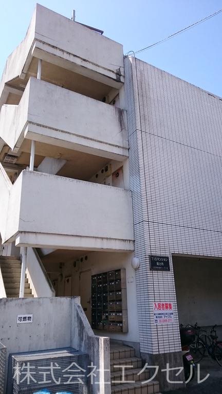 エントランス　敷地内ゴミ置き場が御座います。