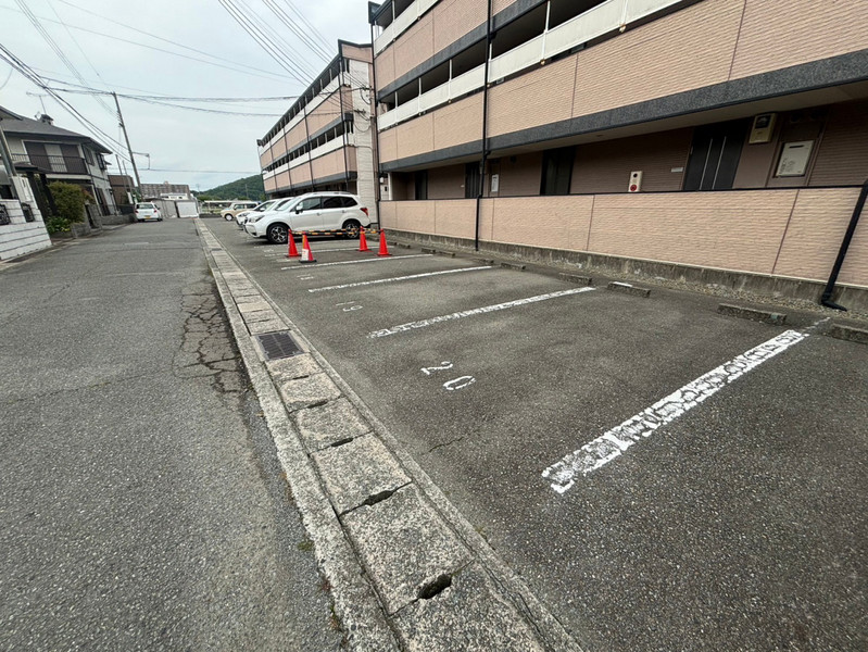 【姫路市網干区坂出のマンションの駐車場】