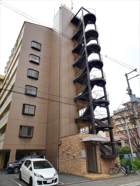 大阪市平野区加美正覚寺のマンションの建物外観