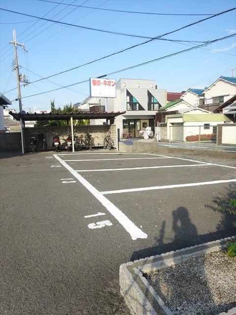 【和歌山市和歌川町のアパートの駐車場】