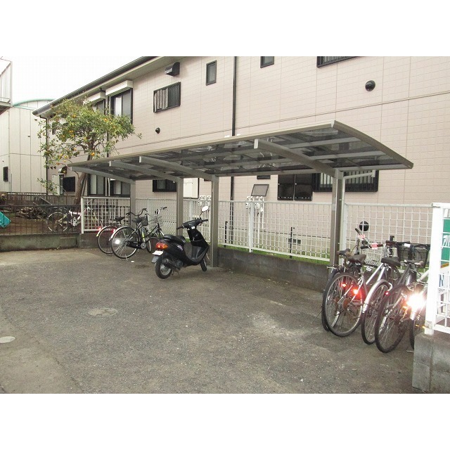 その他　広い駐輪場。大型バイクもＯＫ。