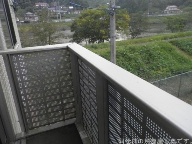 【雲南市木次町新市のアパートのバルコニー】