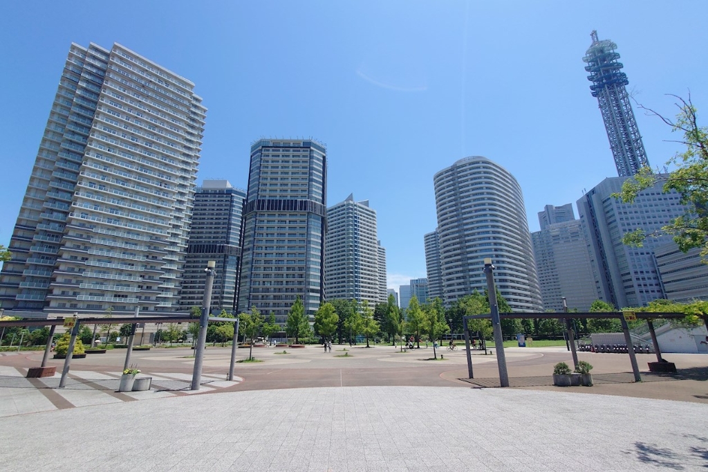 【横浜市西区みなとみらいのマンションの公園】