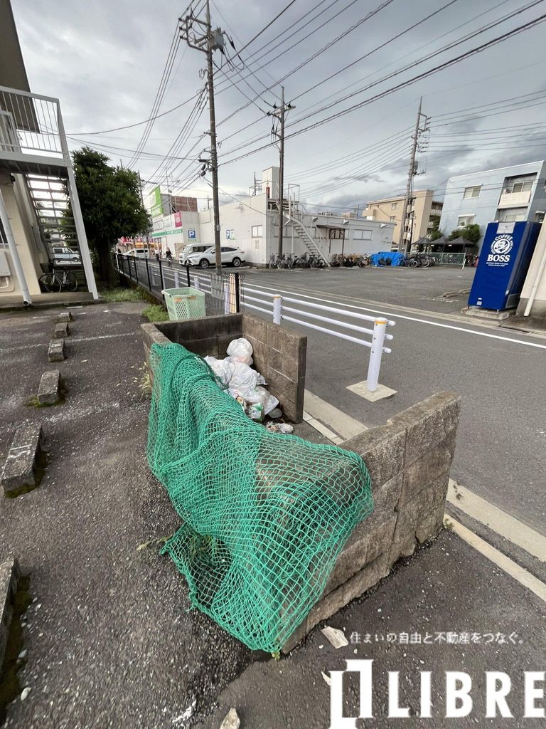 【立川市幸町のアパートの庭】