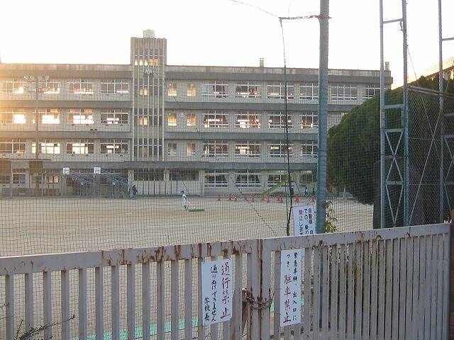 【広島市安佐南区高取北のマンションの小学校】