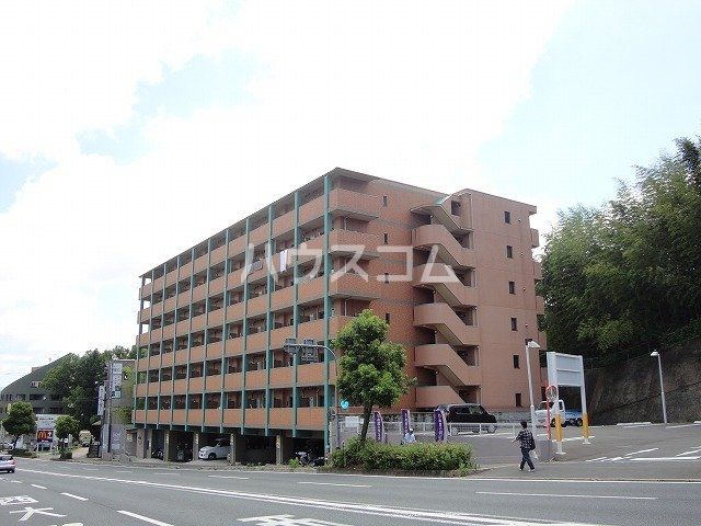 京都市西京区樫原盆山のマンションの建物外観