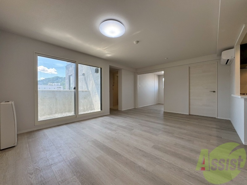 居室・リビング　木目のフローリングは落ち着きのある印象のお部屋になりますね。