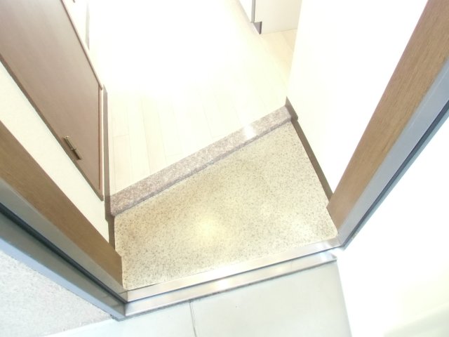 玄関　※別部屋のお写真で、現況優先と致します。