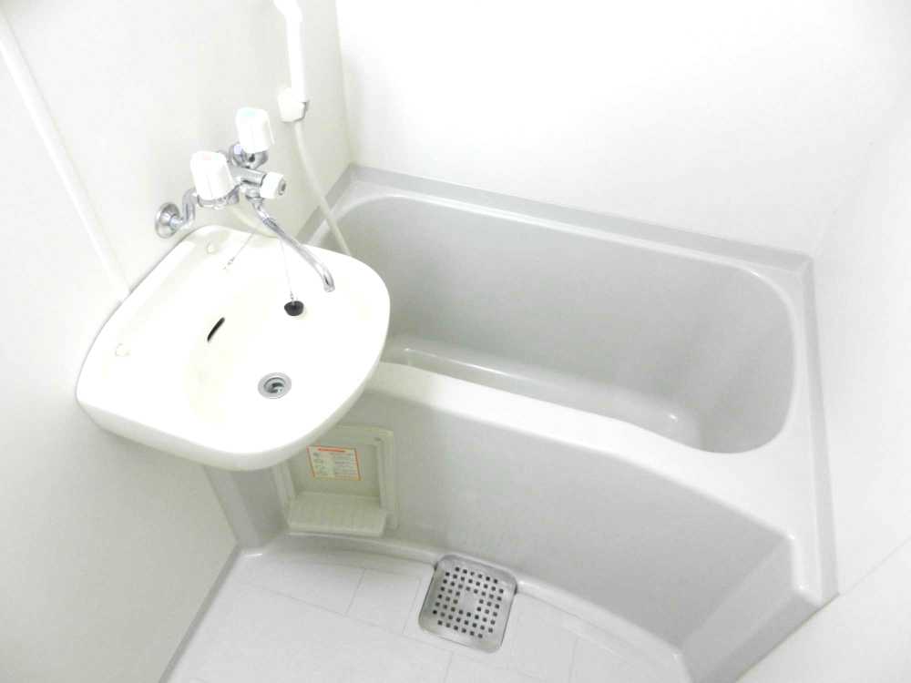 バス・シャワールーム　清潔感のあるお風呂。