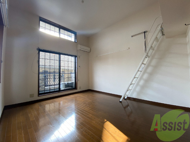 居室・リビング　８．９５帖の洋室です。広々として、きれいですね。