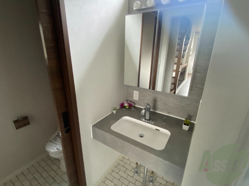 洗面設備　独立洗面台付きで、朝の身支度もばっちりです。