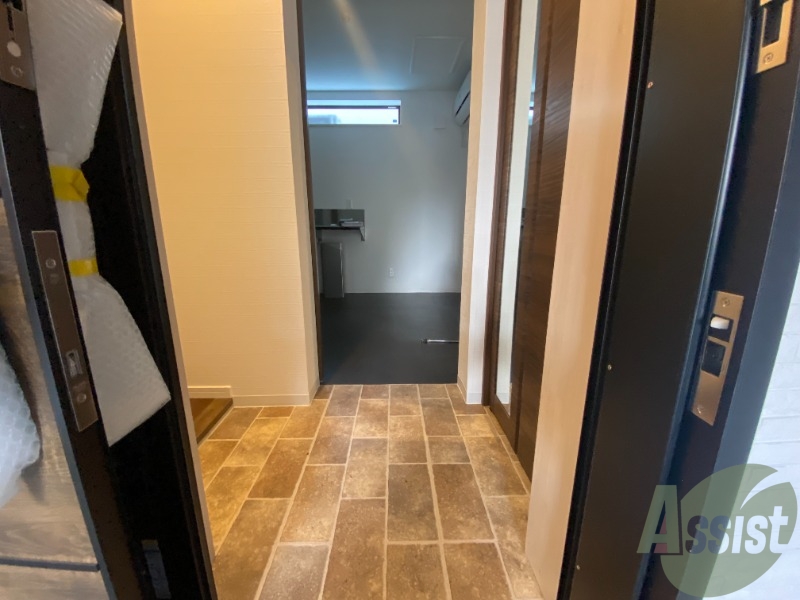 玄関　玄関から、すぐにお部屋が見えないので安心です。