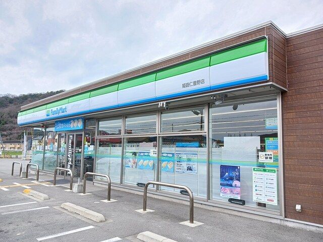 コンビニ　ファミリーマート（コンビニ）まで350m