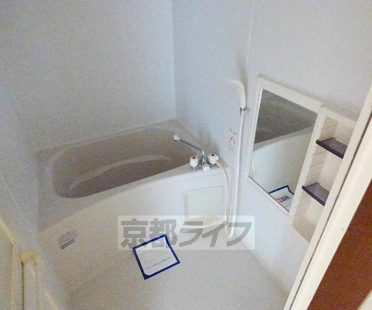 バス・シャワールーム　清潔感のあるお風呂です。