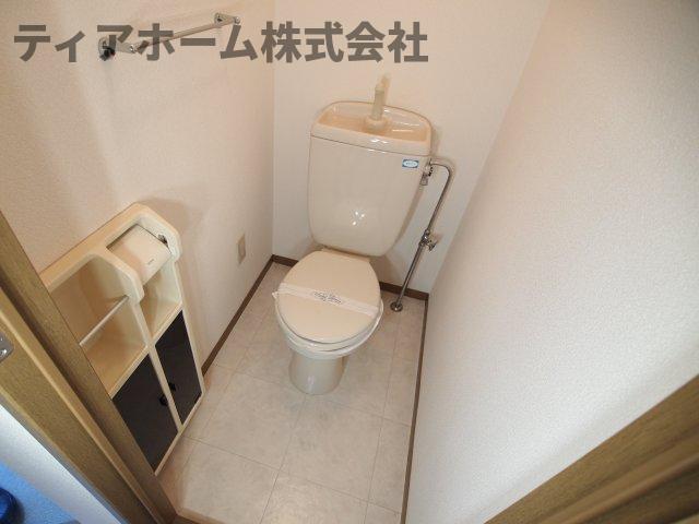 トイレ　落ち着いた色調のトイレです