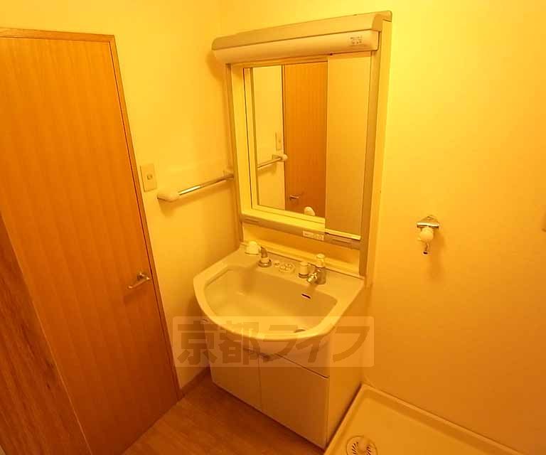 洗面設備　大きな洗面台。